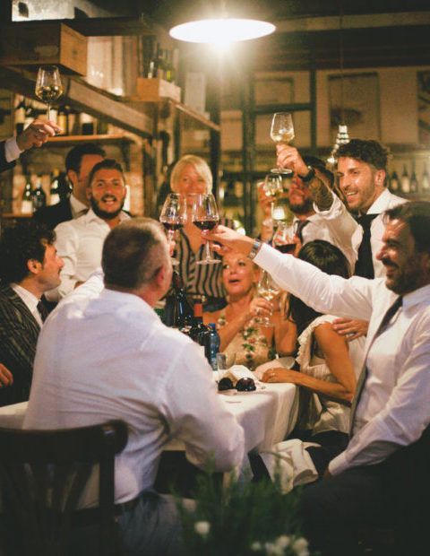 Feiernde Runde im Ristorante