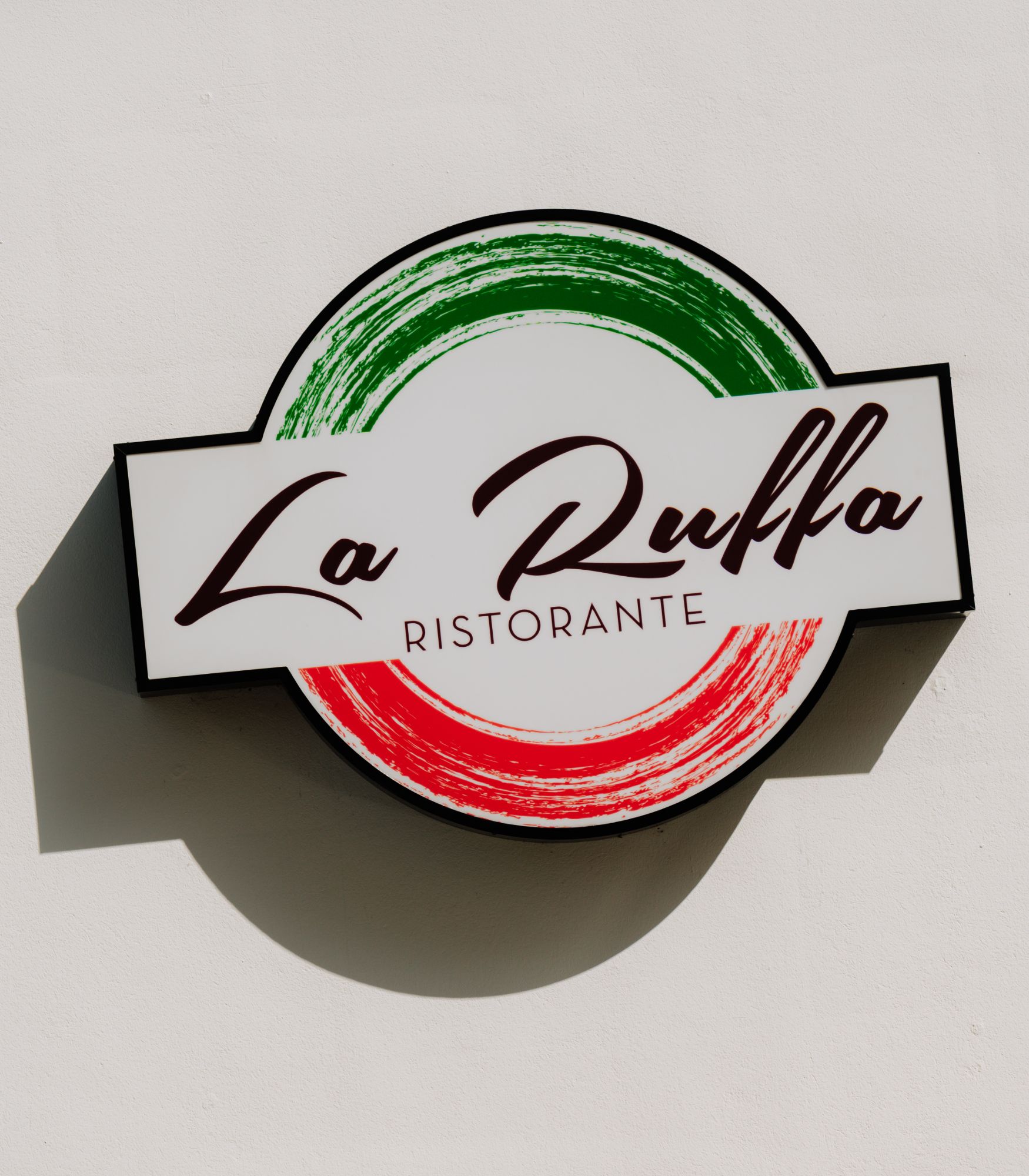 Leuchtschild „La Ruffa Ristorante“ an der Hauswand